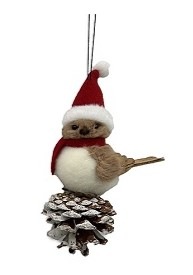 Hanger vogel op dennenappel met rode sjaal