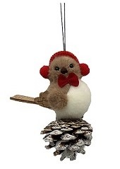 Hanger vogel op dennenappel met oorwarmers