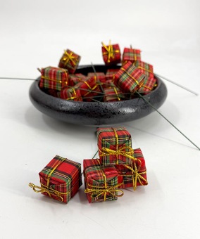 mini-cadeautjes--rood-groen---prikker---2,5-cm