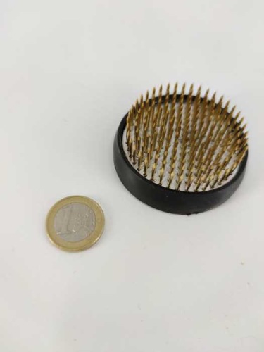 Fakirbedje (kenzan) 60 mm met afneembare gummiring voor Ikebana bloemstukken