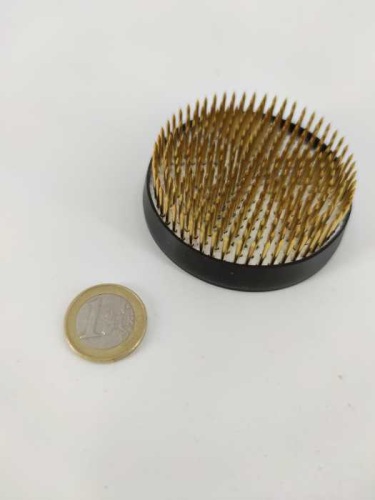 Fakirbedje (kenzan) 70 mm met afneembare gummiring voor Ikebana bloemstukken
