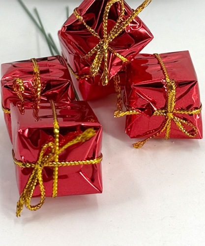 mini-cadeautjes--rood---prikker---2,5-cm