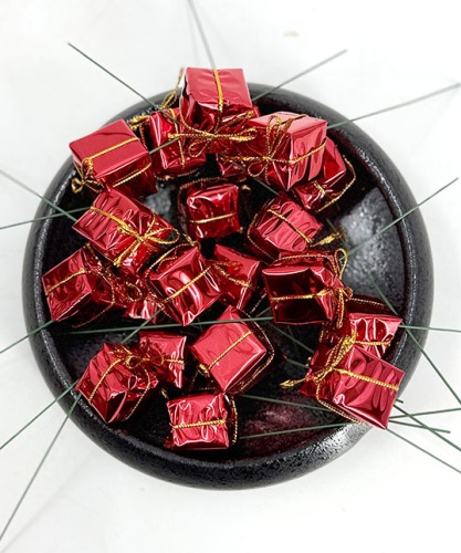 mini-cadeautjes--rood---prikker---2,5-cm